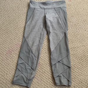 brand is iviyva , they are gray and a size 10 in kids !!